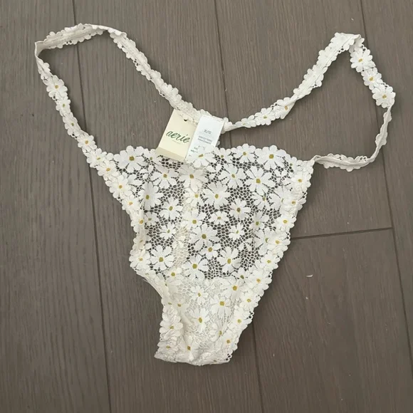 Never Worn Aerie Daisy Thong - Picture 4 of 5